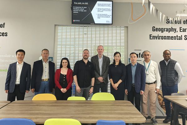 团队成员与伯明翰大学生物科学av在线负责人会谈并留影_副本.jpg