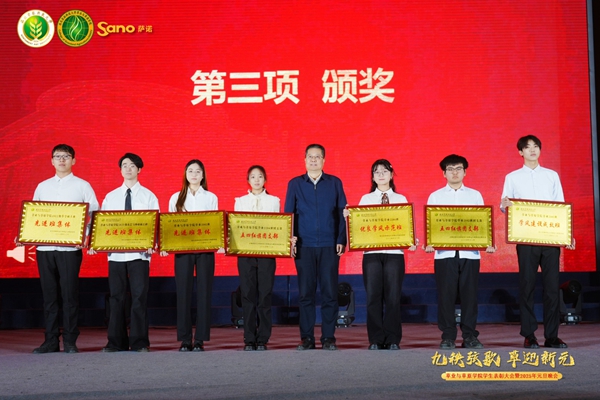 副校长罗军为av在线先进集体颁奖.jpg