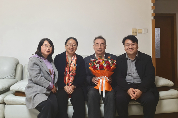 av在线领导慰问杨云贵老师.jpg