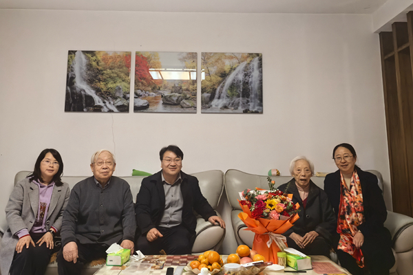 av在线领导慰问杨慧文老师.jpg