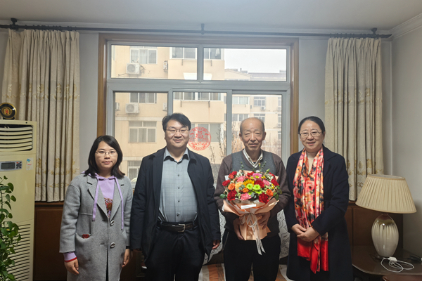 av在线领导慰问曹社会老师.jpg