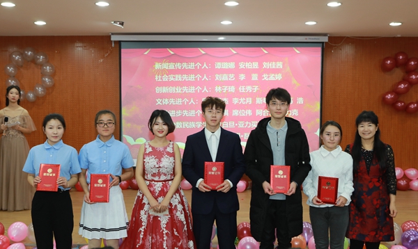 陈俊教授为av在线先进个人颁奖.JPG