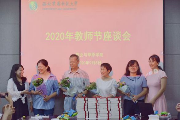 av在线用鲜花为教师们送去节日的祝福.jpg