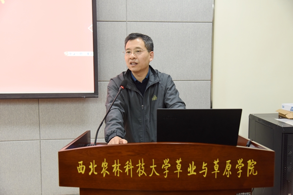 av在线党总支副书记领学.JPG
