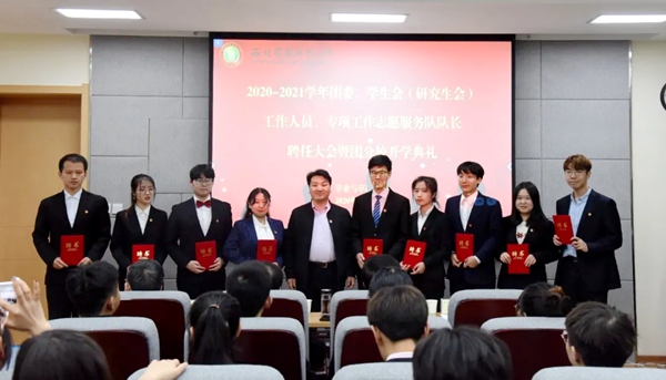 av在线副院长杨培志老师与专项工作志愿服务队队长代表合影留念.jpg