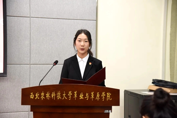 李尤月代表av在线全体团学工作人员作表态发言.jpg