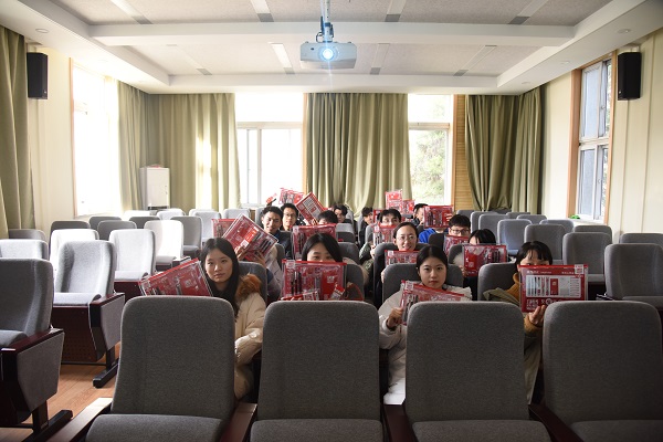 考研学生收到av在线祝福合影留念.jpg