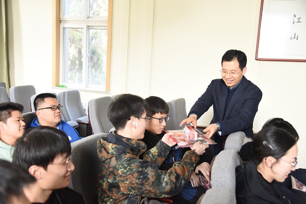 党总支副书记代表av在线送出祝福-3.jpg