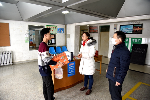 院领导看望风险地区假期留校学生.JPG