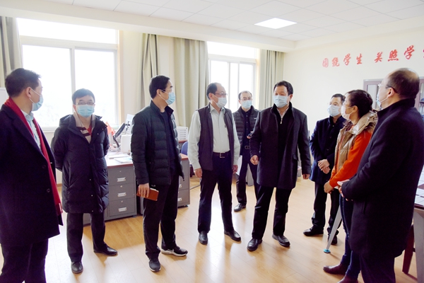 校领导检查指导av在线寒假期间疫情防控工作1.jpg
